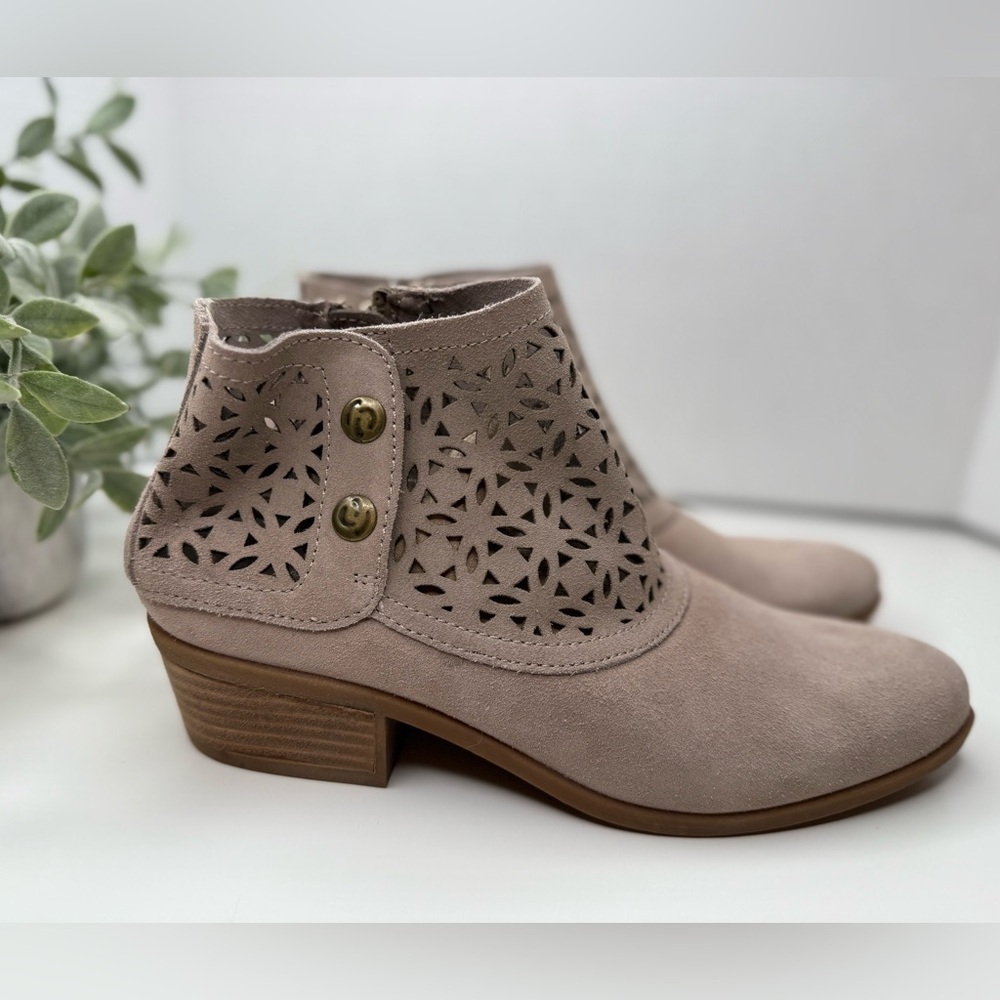 BareTraps Gaige Suede Leather Bootie Cobblestone Taupe 7.5 M Fall Wardrobe Essen